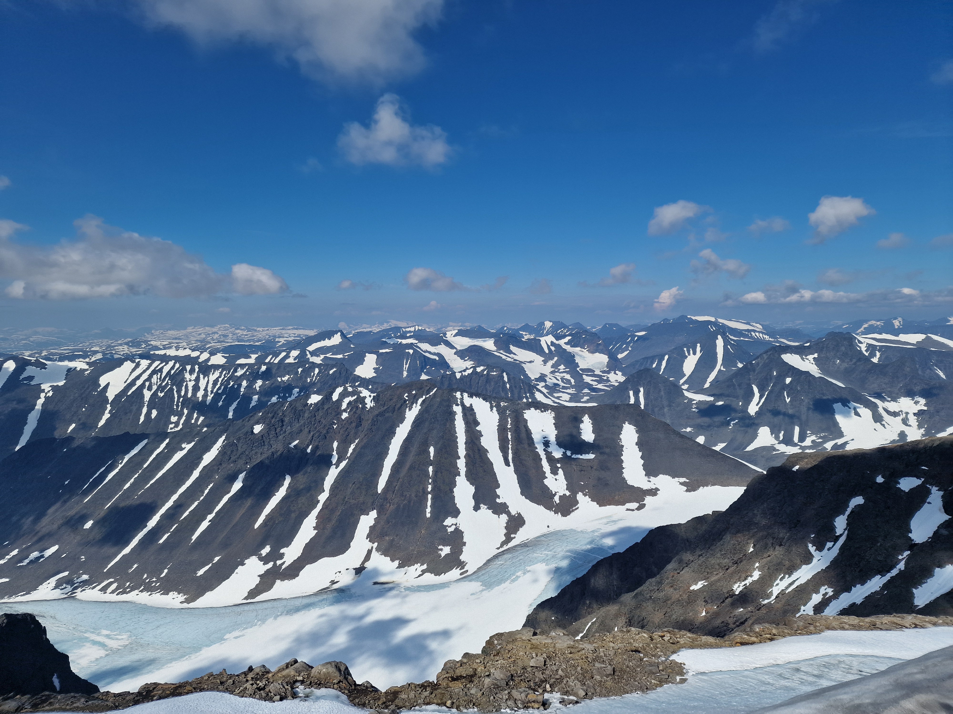 Fjäll i motljus